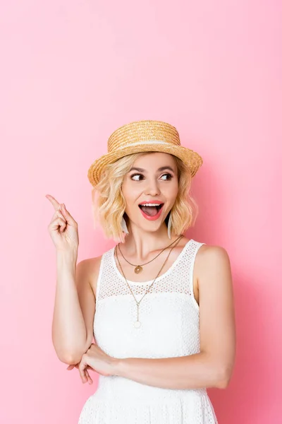 Ενθουσιασμένοι Γυναίκα Ψάθινο Καπέλο Έχοντας Ιδέα Για Ροζ — Φωτογραφία Αρχείου