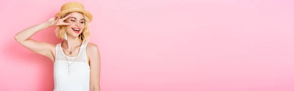 Панорамный Урожай Молодой Женщины Соломенной Шляпе Показывающий Знак Мира Розовом — стоковое фото