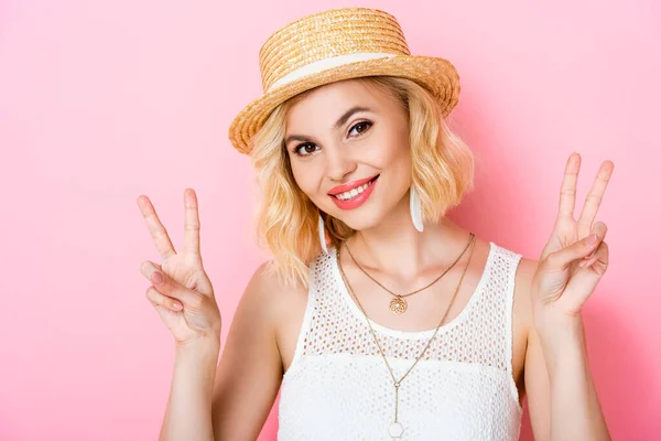 Young Woman Straw Hat Showing Peace Sign Pink — Stock Photo, Image