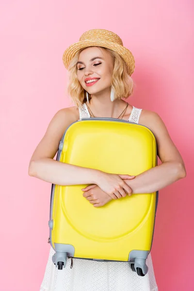 Mujer Sombrero Paja Abrazando Equipaje Amarillo Rosa — Foto de Stock