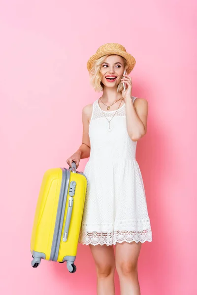 Woman Straw Hat Holding Luggage Talking Smartphone Pink — Stock Photo, Image