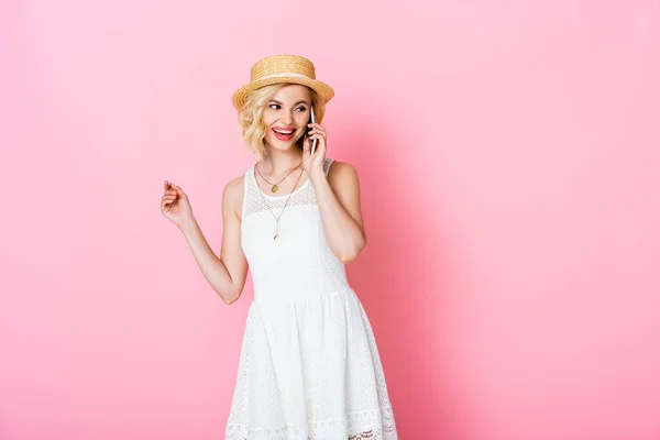 Kvinna Halm Hatt Och Klänning Talar Smartphone Rosa — Stockfoto