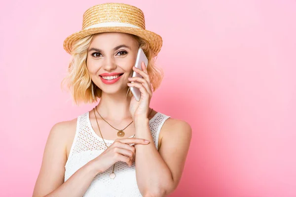 Hasır Şapkalı Genç Kadın Akıllı Telefondan Konuşuyor Pembe Kameraya Bakıyor — Stok fotoğraf