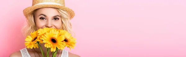 Colheita Panorâmica Jovem Mulher Chapéu Palha Cobrindo Rosto Com Flores — Fotografia de Stock