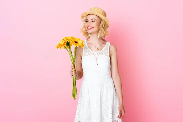 Kvinna Halm Hatt Och Vit Klänning Med Gula Blommor Rosa — Stockfoto