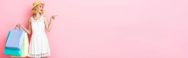Панорамная Концепция Женщины Соломенной Шляпе Указывающей Пальцем Держащей Сумки Покупками — стоковое фото