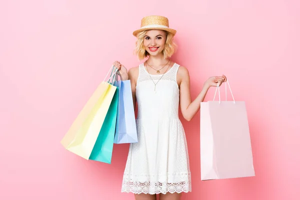 Młoda Kobieta Białej Sukience Trzyma Torby Zakupy Różowy — Zdjęcie stockowe