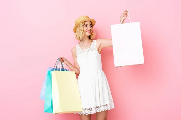 Молодая Женщина Белом Платье Держит Сумки Покупок Розовый — стоковое фото
