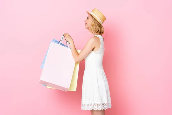 Vista Lateral Jovem Mulher Vestido Branco Segurando Sacos Compras Rosa — Fotografia de Stock