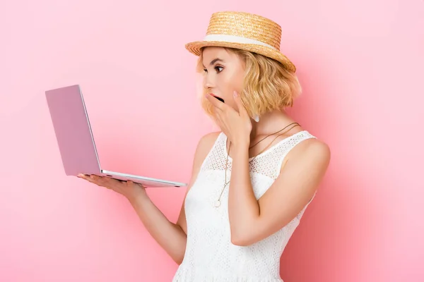 Shocked Woman Straw Hat Looking Laptop Covering Mouth Pink — Stock Photo, Image