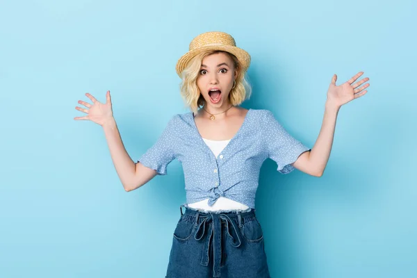 Chocado Jovem Mulher Chapéu Palha Gesticulando Azul — Fotografia de Stock