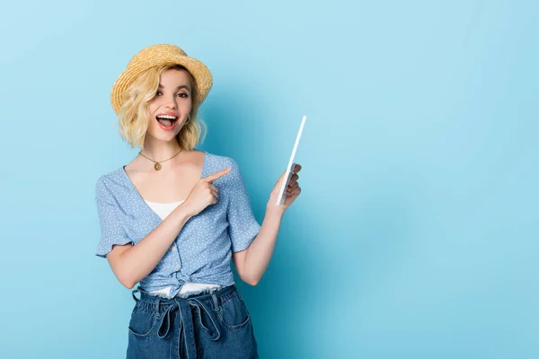 Excited Woman Straw Hat Shorts Pointing Finger Digital Tablet Blue — Stock Photo, Image