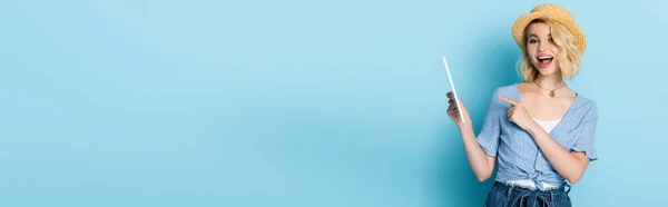 Панорамный Снимок Возбужденной Женщины Соломенной Шляпе Указывающей Пальцем Цифровой Планшет — стоковое фото
