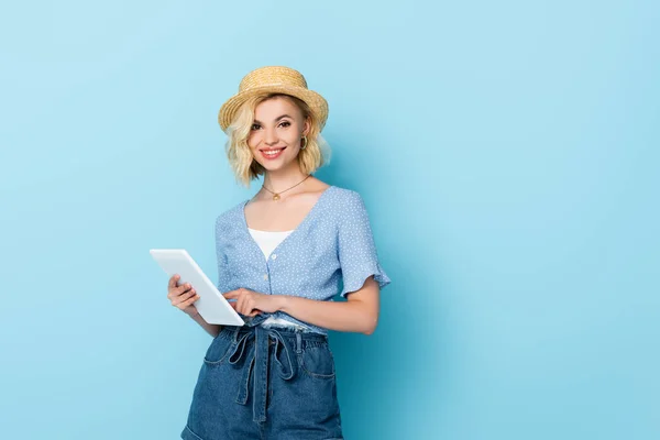 Young Woman Straw Hat Holding Digital Tablet Blue — Stock Photo, Image