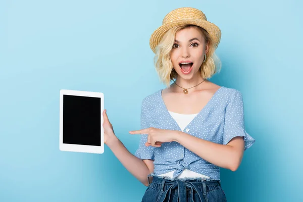 Vzrušená Žena Slaměném Klobouku Ukazující Prstem Digitální Tabletu Prázdnou Obrazovkou — Stock fotografie