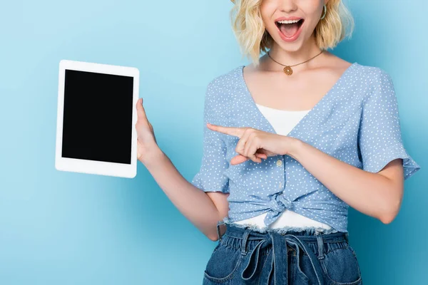 파란색에 화면이 디지탈 태블릿을 손가락으로 가리키는 여자의 — 스톡 사진
