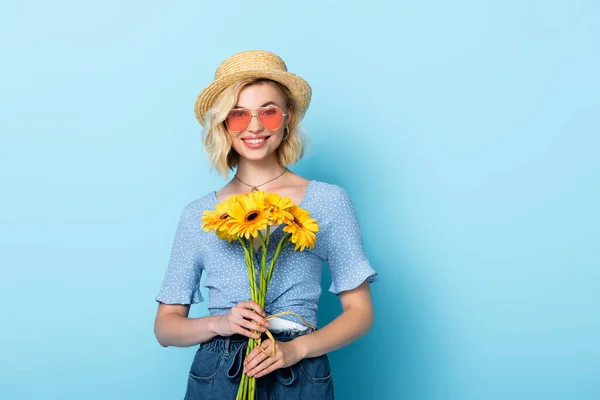 Ung Kvinna Halmhatt Och Solglasögon Håller Gula Blommor När Står — Stockfoto