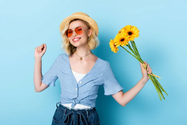 Giovane Donna Cappello Paglia Occhiali Sole Che Tiene Fiori Blu — Foto Stock