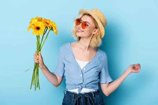 Mujer Joven Con Sombrero Paja Gafas Sol Sosteniendo Flores Mientras — Foto de Stock