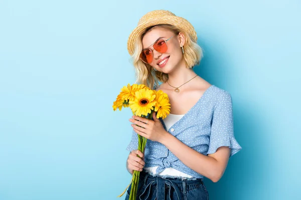 Mujer Sombrero Paja Gafas Sol Sosteniendo Flores Azul —  Fotos de Stock