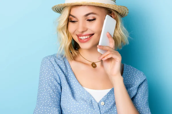 Jovem Mulher Chapéu Palha Falando Smartphone Azul — Fotografia de Stock