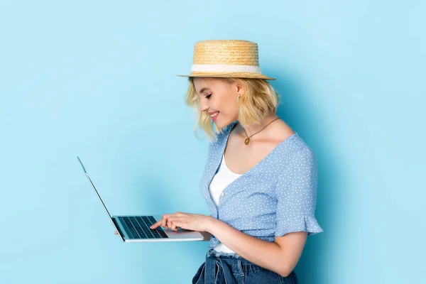 Woman Straw Hat Standing Using Laptop Blue — Stock Photo, Image
