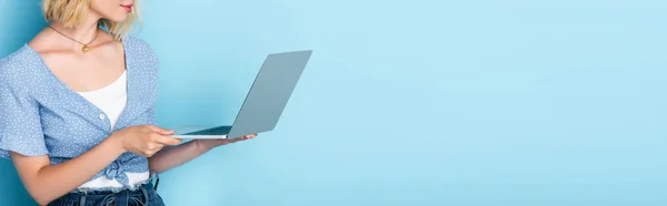 Colheita Panorâmica Mulher Jovem Usando Laptop Azul — Fotografia de Stock