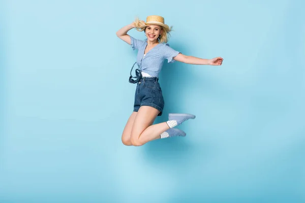 Jovem Mulher Shorts Chapéu Palha Pulando Azul — Fotografia de Stock