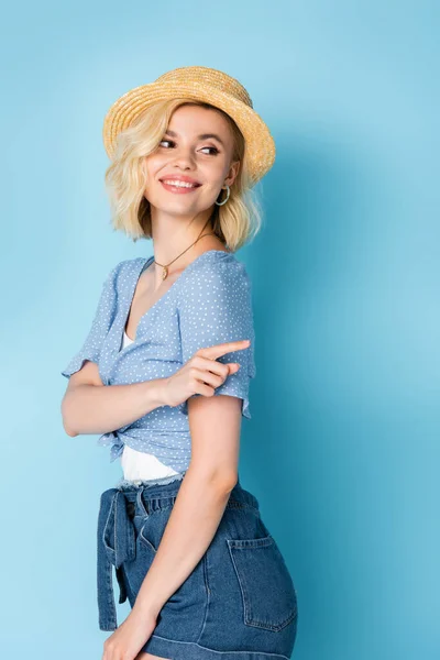 Young Woman Straw Hat Looking Away Pointing Finger Blue — Stock Photo, Image