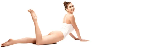 Conceito Panorâmico Jovem Mulher Bodysuit Deitado Olhando Para Câmera Branco — Fotografia de Stock