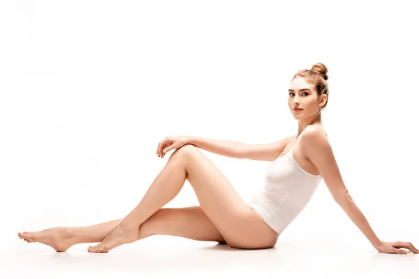 Descalço Magro Jovem Mulher Bodysuit Sentado Branco — Fotografia de Stock