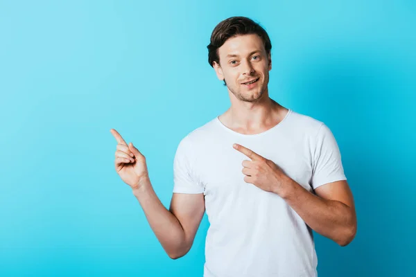 Hombre Camiseta Blanca Señalando Con Los Dedos Sobre Fondo Azul — Foto de Stock