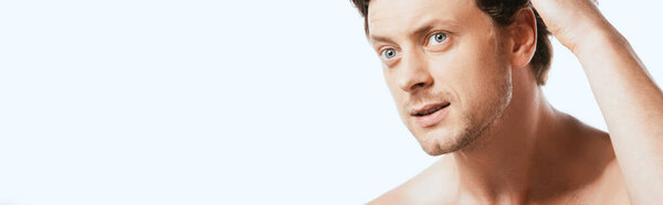 Горизонтальное изображение человека без рубашки, смотрящего в сторону, изолированного от белого