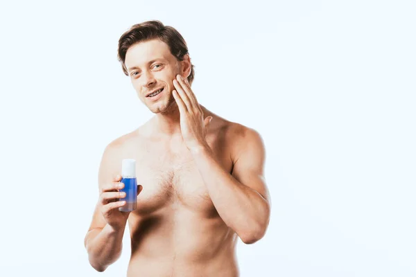 Shirless Man Met Fles Toner Aanraking Huid Geïsoleerd Wit — Stockfoto