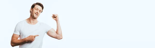 Image Panoramique Homme Pointant Doigt Les Muscles Bras Isolés Sur — Photo