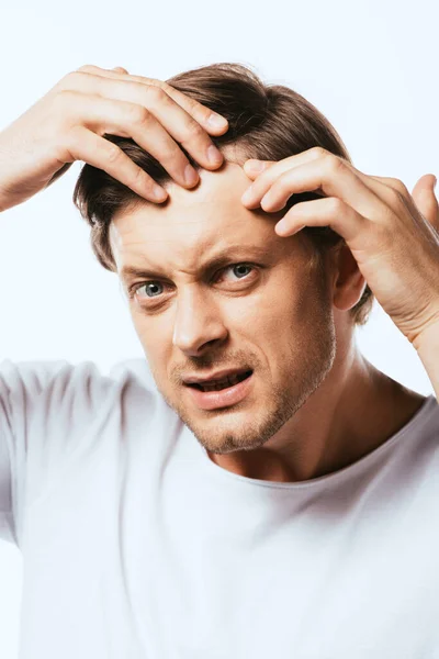 Homem Descontente Olhando Para Câmera Tocar Cabelo Isolado Branco — Fotografia de Stock