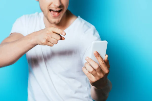 Vista Recortada Del Hombre Excitado Apuntando Con Dedo Teléfono Inteligente — Foto de Stock