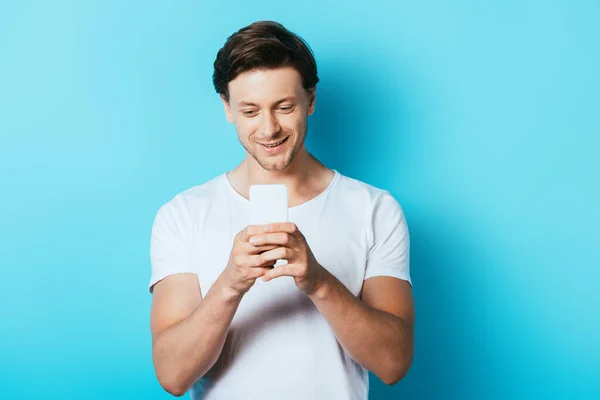 Homem Shirt Branca Usando Smartphone Fundo Azul — Fotografia de Stock