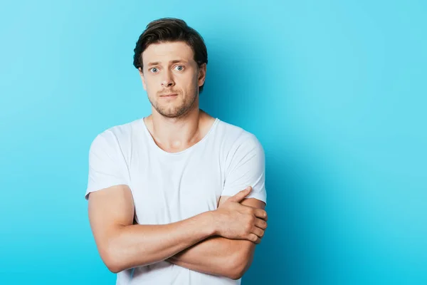 Worried Man White Shirt Crossed Arms Looking Camera Blue Background — Stock Photo, Image