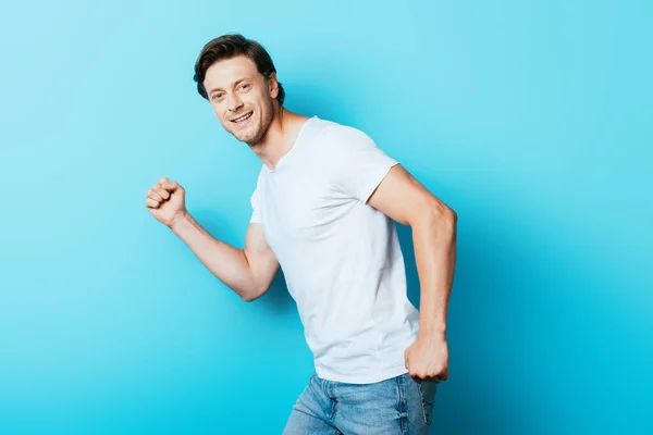 Jovem Shirt Branca Olhando Para Câmera Fundo Azul — Fotografia de Stock