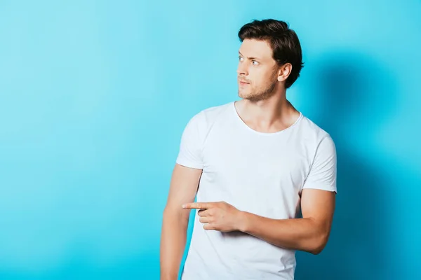 Confident Man White Shirt Pointing Finger Blue Background — Stock Photo, Image