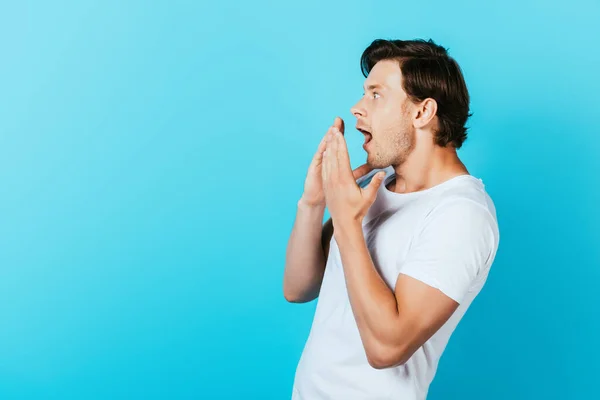 Surprised Man White Shirt Covering Mouth Hands While Looking Away — Stock Photo, Image