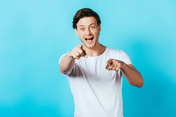 Hombre Risueño Camiseta Blanca Apuntando Con Los Dedos Cámara Sobre — Foto de Stock