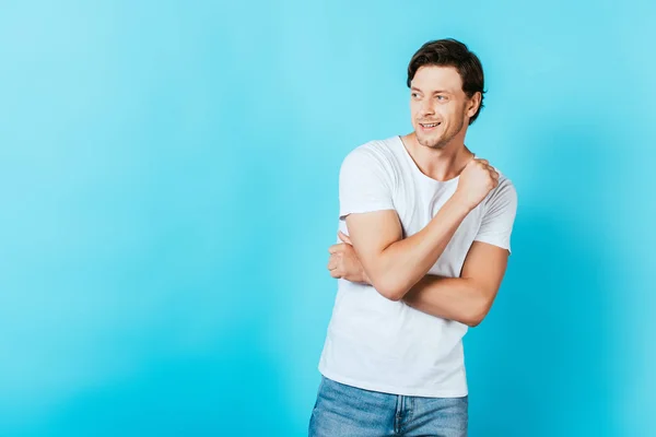 Young Man White Shirt Looking Away Blue Background — Stock Photo, Image