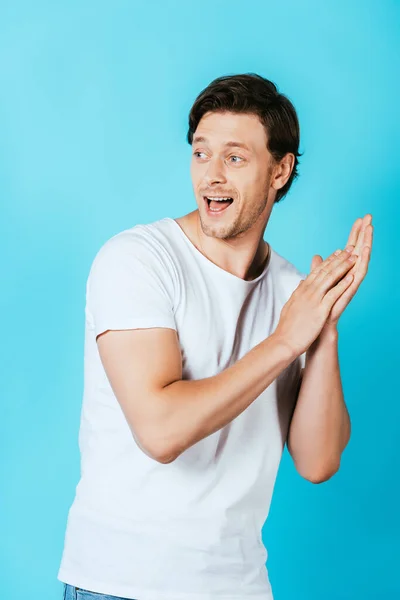 Homem Excitado Camiseta Branca Olhando Para Fundo Azul — Fotografia de Stock
