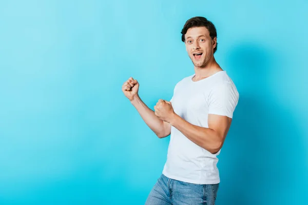 Homme Regardant Caméra Tout Montrant Geste Oui Sur Fond Bleu — Photo