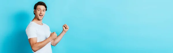 Conceito Horizontal Homem Shirt Branca Mostrando Gesto Fundo Azul — Fotografia de Stock