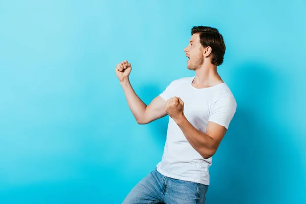 Aufgeregter Mann Weißen Shirt Zeigt Yah Geste Auf Blauem Hintergrund — Stockfoto