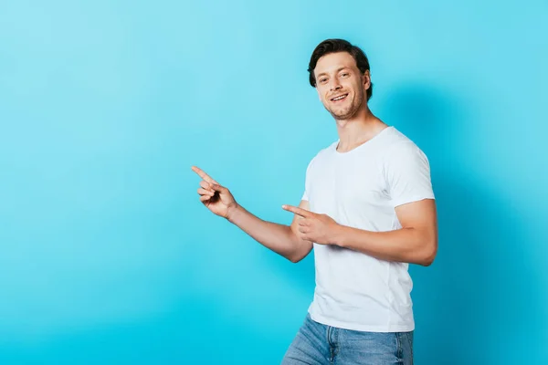 Homem Shirt Branca Apontando Com Dedos Olhando Para Câmera Fundo — Fotografia de Stock