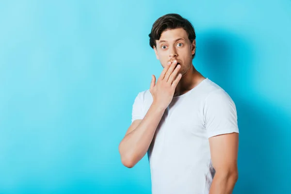 Hombre Sorprendido Camiseta Blanca Que Cubre Boca Con Mano Sobre — Foto de Stock